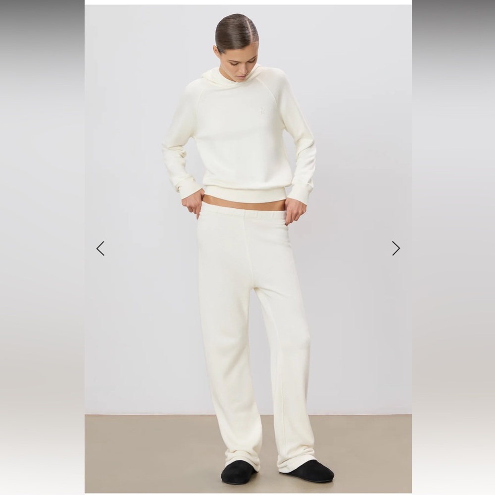 ETERNE Creamy STRAIGHT LEG SWEATPANT. Perfect conditions like new & fast 📦